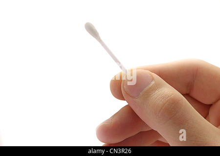 Wattestäbchen in der Hand auf weißem Hintergrund Stockfoto