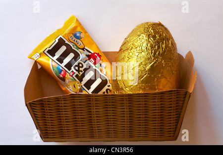 M&M's Ostereier und Paket der Erdnuß m&m's in Karton Warenkorb auf weißem Hintergrund - bereit für Ostern Stockfoto