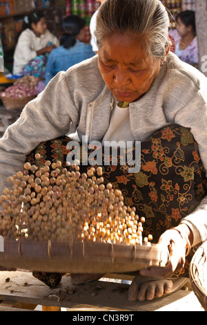 Myanmar (Burma), Rakhine (Arakan) Zustand, Mrauk U, Frau Reinigung Kartoffeln Stockfoto