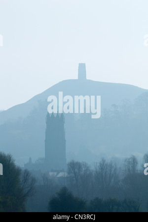 Der Turm von St. John's-Kirche mit der Ruine der St. Michael Kirche in Glastonbury Tor in der Ferne. Somerset. England. Stockfoto