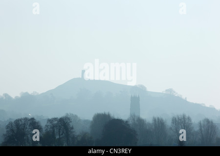 Der Turm von St. John's-Kirche mit der Ruine der St. Michael Kirche in Glastonbury Tor in der Ferne. Somerset. England. Stockfoto