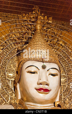 Myanmar (Burma), Mandalay-Division, Mandalay, Buddha geschnitzt aus einem einzigen Block aus Marmor in der Kyauktawgyi-Pagode Stockfoto