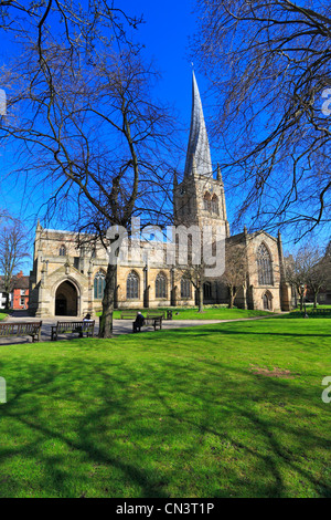 Frühling an Str. Marys Kirche mit seiner berühmten Crooked Spire, Chesterfield, Derbyshire, England, UK. Stockfoto