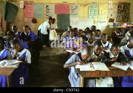 Junge afrikanische Kinder in der Schule Stockfoto
