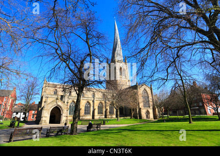 Frühling an Str. Marys Kirche mit seiner berühmten Crooked Spire, Chesterfield, Derbyshire, England, UK. Stockfoto