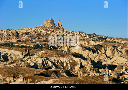 Zentral-Anatolien, Türkei, Kappadokien, aufgeführt als Weltkulturerbe von der UNESCO, Göreme Tal und Uchisar Rock im Hintergrund Stockfoto