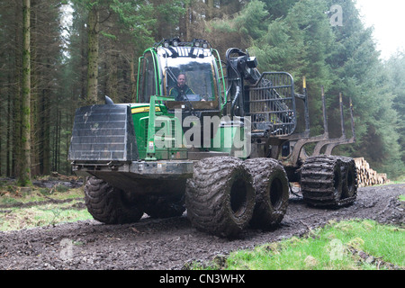 Kommerzielle Forstwirtschaft ein Spediteur, Geländewagen, Kommissionierung Aufarbeitung schneiden Bäume Holz im Wald Forestry Commission, UK Stockfoto