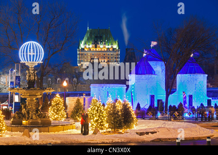 Kanada, Provinz Quebec, Quebec, Kanada-Winter-Karneval, Ice Palace der Bonhomme Carnaval, im Hintergrund das beleuchtete Stockfoto