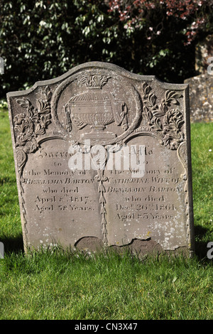 Grabstein im Friedhof der Kirche von St. Cyriac, Lacock, England Stockfoto