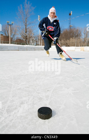 Kanada, Provinz Quebec, Montreal, eine Leidenschaft für Eishockey, junge Hockeyspieler training auf eine Outdoor-öffentliche Eisbahn von der Stockfoto