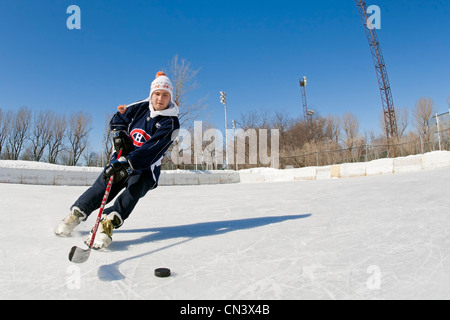 Kanada, Provinz Quebec, Montreal, eine Leidenschaft für Eishockey, junge Hockeyspieler training auf eine Outdoor-öffentliche Eisbahn von der Stockfoto