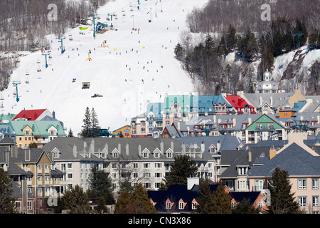 Kanada, Provinz Quebec, Laurentians Region, Mont Tremblant, Skigebiet, das Dorf und die Ski Pisten Stockfoto