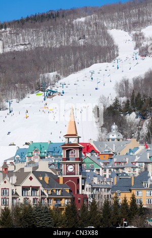 Kanada, Provinz Quebec, Laurentians Region, Mont Tremblant, Skigebiet, das Dorf und die Ski Pisten Stockfoto