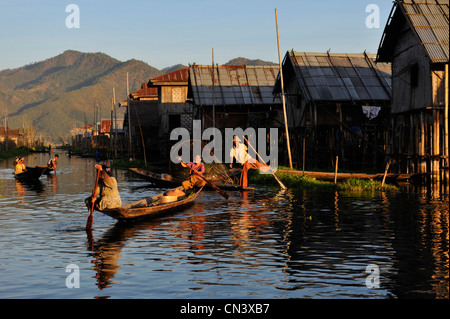 Myanmar (Burma), Shan-Staat, Inle-See, Bootsmann Stockfoto