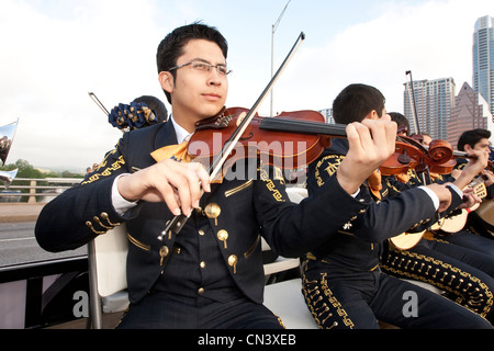 Traditionelle mexikanische Mariachi-Band führt während der Parade in Austin, Texas nach der Enthüllung der Tejano Denkmal auf Capitol Komplex Stockfoto