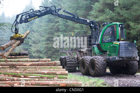 Kommerzielle Forstwirtschaft ein Spediteur, Geländewagen, Kommissionierung Aufarbeitung schneiden Bäume Holz im Wald Forestry Commission, UK Stockfoto