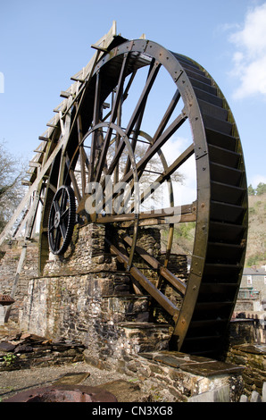 Oberschlächtigen Wasserrad am Morwellham Quay, Devon England UK Stockfoto