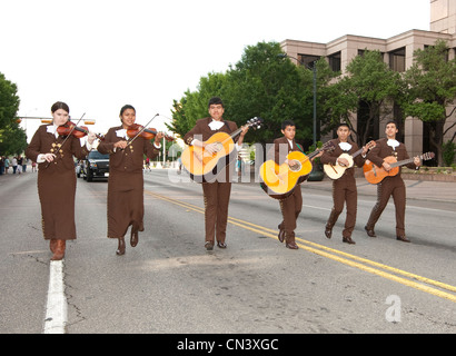 Traditionelle mexikanische Mariachi-Band führt während der Parade in Austin, Texas nach der Enthüllung der Tejano Denkmal auf Capitol Komplex Stockfoto