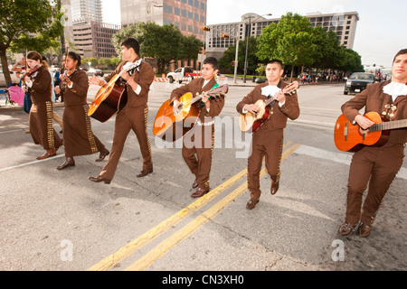 Traditionelle mexikanische Mariachi-Band führt während der Parade in Austin, Texas nach der Enthüllung der Tejano Denkmal auf Capitol Komplex Stockfoto