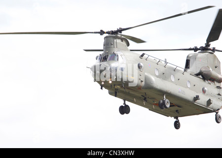 Boeing Chinook HC2, ein Tandem-Rotor-Helikopter Hubschrauber der Royal Air Force RAF Waddington, Lincoln, International Airshow. Eine Reihe von Varianten, basierend auf der United States Army CH-47 Chinook, der RAF Chinook-Flotte ist die größte außerhalb der Vereinigten Staaten. RAF Chinook haben umfassenden Service einschließlich des Kampfes im Falkland-Krieg, Friedenssicherung Verpflichtungen auf dem Balkan und Maßnahmen im Kriege im Irak und in Afghanistan gesehen. Der Chinook HC2-Flugzeugen, normalerweise an RAF Odiham bietet Schwerlast-Unterstützung und Transport quer durch alle Branchen der britischen Streitkräfte Stockfoto