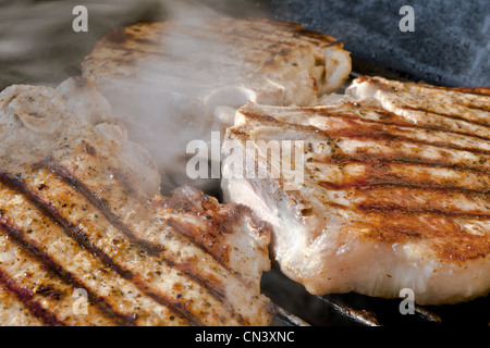 Kotelett gegrillt mit köstlichen gerösteten Spuren und duftenden Rauch Stockfoto