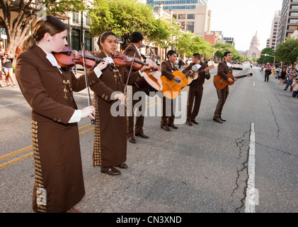 Traditionelle mexikanische Mariachi-Band führt während der Parade in Austin, Texas nach der Enthüllung der Tejano Denkmal auf Capitol Komplex Stockfoto