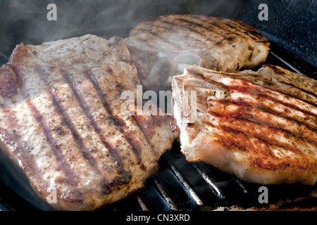 Kotelett gegrillt mit köstlichen gerösteten Spuren und duftenden Rauch Stockfoto