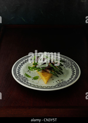 Gegrillte Polenta mit Spargel in Parmaschinken gewickelt Stockfoto