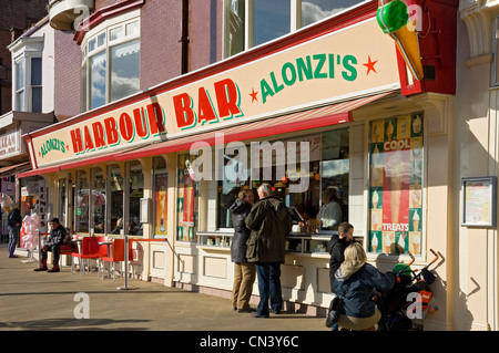 Menschen Touristen Besucher an Harbour Bar Cafe Kiosk Verkauf Eis Und Snacks im Winter Scarborough North Yorkshire England UK United Großbritannien Stockfoto