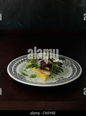 Gegrillte Polenta mit Spargel in Parmaschinken gewickelt Stockfoto