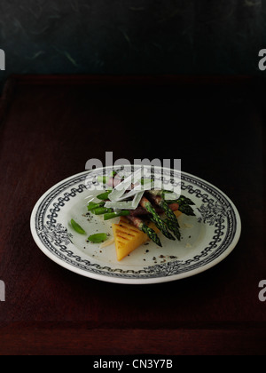 Gegrillte Polenta mit Spargel in Parmaschinken gewickelt Stockfoto