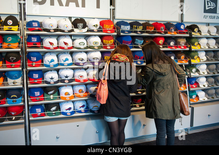 Fußball-Fans im "NFL Draft" Pop-up-Shop in Midtown Manhattan in New York Stockfoto