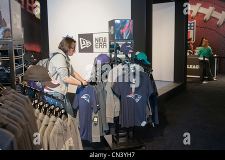 Fußball-Fans im "NFL Draft" Pop-up-Shop in Midtown Manhattan in New York Stockfoto