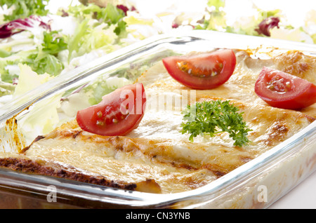 Lasagne in einer Glasschale Stockfoto
