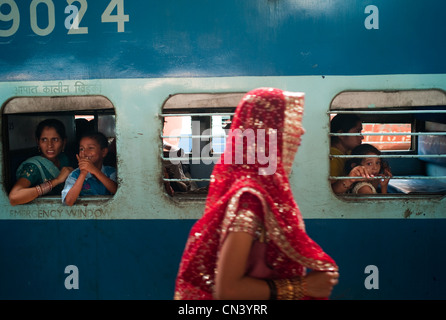 Passagiere in einem Zug in Dehli, Indien Stockfoto