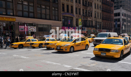 Taxis warten an einer Ampel auf der Sixth Avenue in Midtown Manhattan in New York auf Dienstag, 3. April 2012. (© Richard B. Levine) Stockfoto