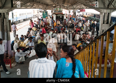 Einem belebten Bahnhof in Indien Stockfoto