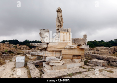 Cyrene. Libyen. Der prominente Naval-Denkmal steht gegenüber der Captiolium in der Agora wurde ursprünglich von der Stockfoto