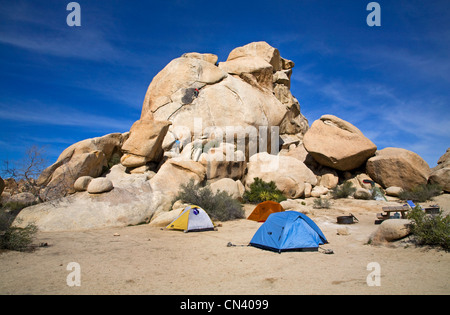 Campingplatz und Felsen Kletterer in Joshua Tree Nationalpark, Kalifornien Stockfoto