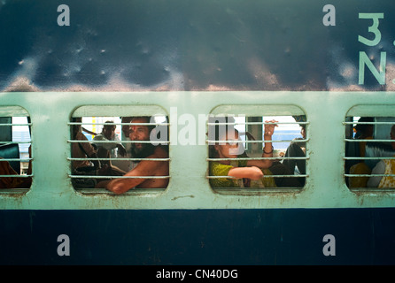 Passagiere in einem Zug in Dehli, Indien Stockfoto