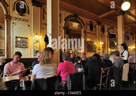 Café-Brasserie à la Mort Subite, berühmten Pub im Stil der Belle Epoque dienen Geuze und Kriek Bier in Brüssel, Belgien Stockfoto