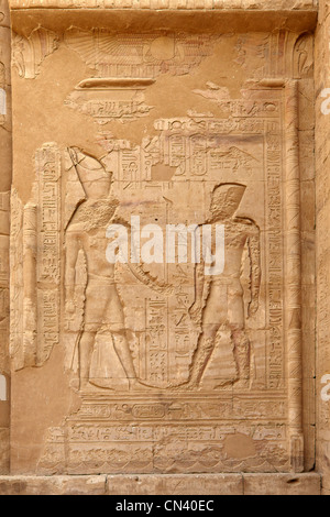 Ägypten - Edfu Tempel des Horus, Relief an der Wand im Inneren des Horus-Tempels Stockfoto