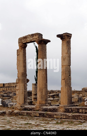 Cyrene. Libyen. Blick auf die Reste des westlichen Stoa war ursprünglich scheunenartigen Gebäude mit Satteldach auf unterstützt Stockfoto