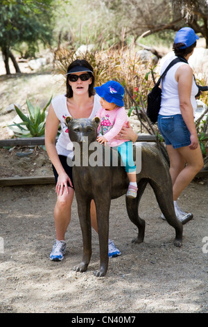 Eine Mutter und Tochter am Afrika-Ausstellung in The Living Desert Botanical Gardens in Palm Springs, Kalifornien Stockfoto