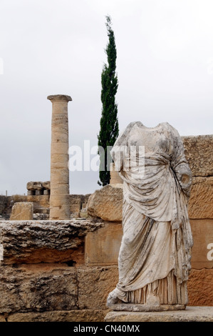 Cyrene. Libyen. Blick in die kreisförmigen Heiligtum der Demeter und Kore einer der Marmor Figuren, die die Gottheiten darstellen und Stockfoto