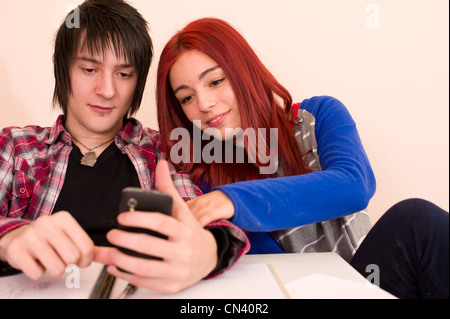 Teenager-Freunde über ein smartphone Stockfoto