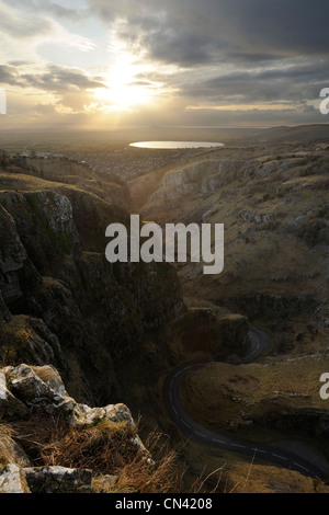 Cheddar Gorge oberhalb von Black Rock bei Sonnenuntergang gesehen. Cheddar-Stausee und die Stadt ist in der Ferne sichtbar. Stockfoto