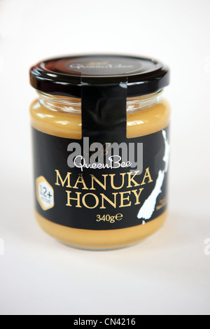 Manuka Honig Glas auf weißem Hintergrund Stockfoto