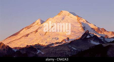 Sunrise Licht auf der Nordostseite des Mt. Baker, Mt. Baker Wildnis, Mt. Baker - Snoqualmie National Forest, Washington, USA Stockfoto