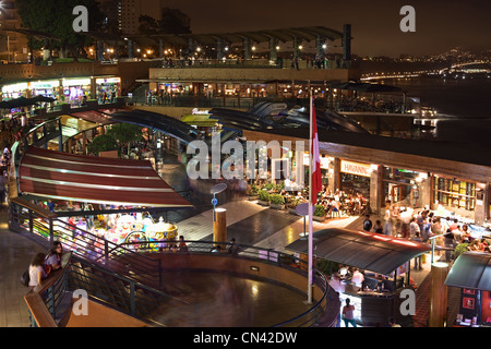 Einkaufszentrum Larcomar nachts gelegen auf der Küste von Miraflores, Lima, Peru Stockfoto